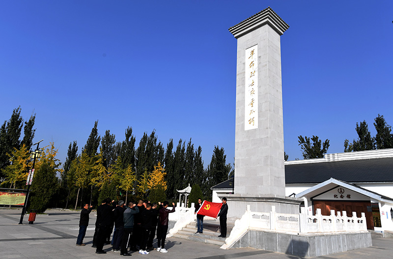 　　2019年10月30日，河北省固安县马庄镇党员在林子里烈士陵园重温入党誓词。新华社记者 王晓 摄