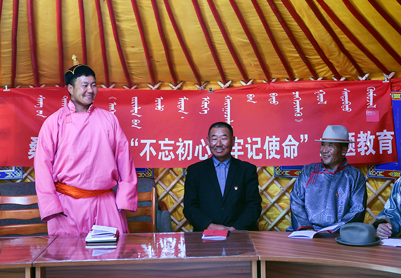 2019年10月11日，在内蒙古自治区正蓝旗恩克宝力格嘎查党员中心户的蒙古包中，党员敖日格勒（左一）在回答知识竞赛问题。新华社记者 刘磊 摄