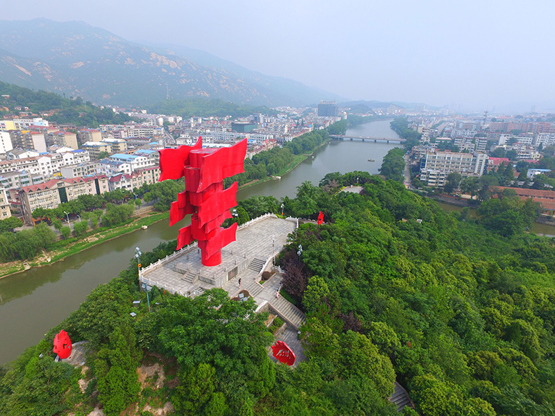 这是河南省信阳市新县鄂豫皖苏区首府革命博物馆附近的英雄山八面红旗雕塑（2017年8月4日无人机照片）。新华社记者 冯大鹏 摄